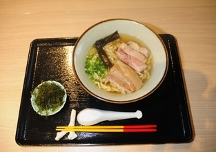 上江田崇シェフ考案の沖縄そばは豚の腕肉とかつおだし　山海の幸で素朴な味　名護市「あたいぐゎキッチン」