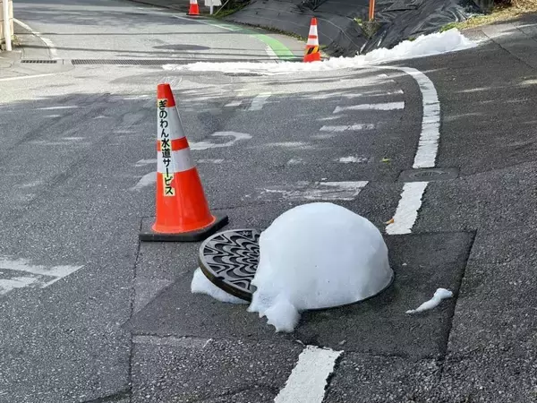 【速報】排水溝から白い泡が噴出　警察官が触れないよう呼びかけ　沖縄県宜野湾市【動画あり】
