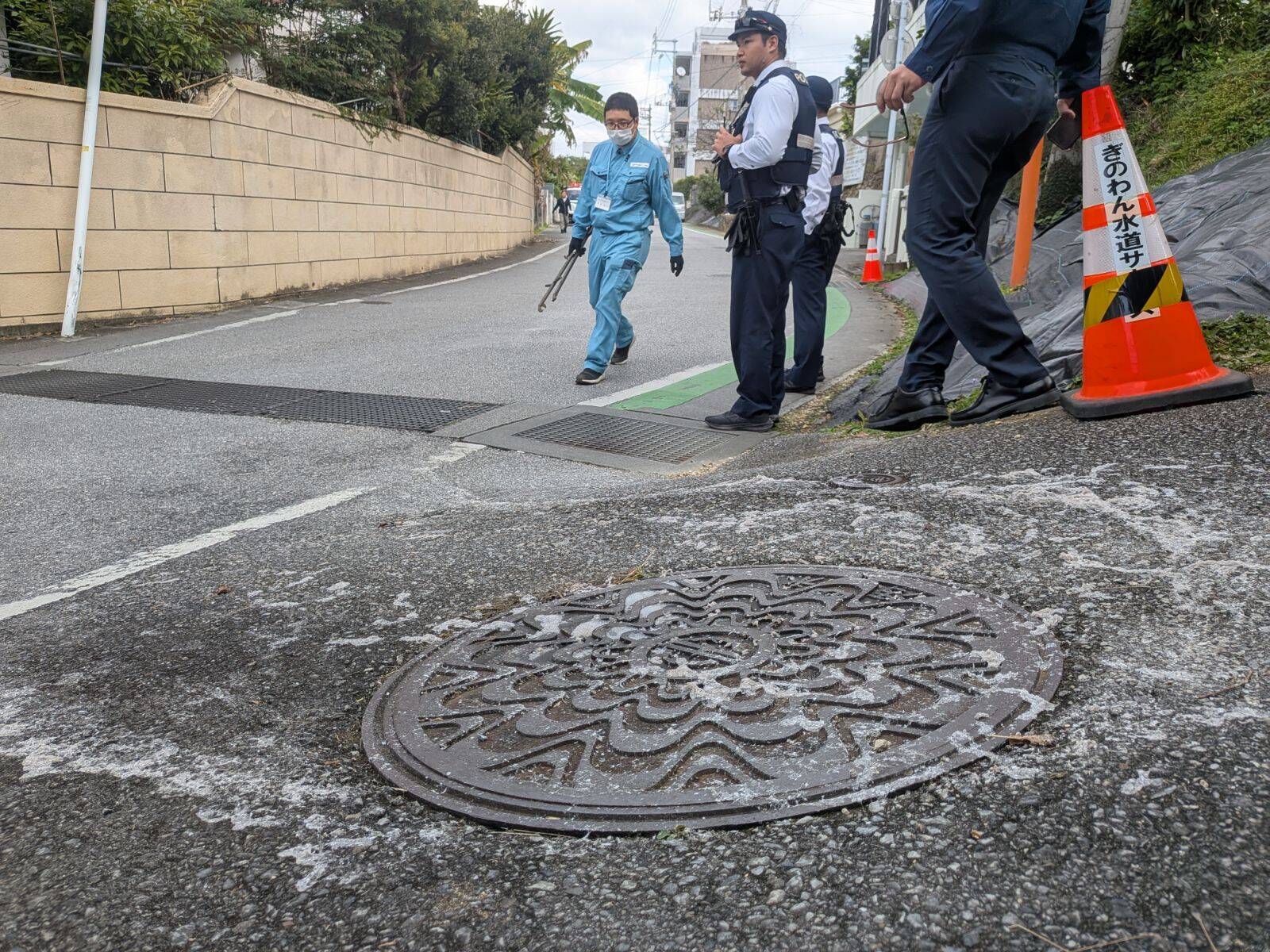 【速報】排水溝から白い泡が噴出　警察官が触れないよう呼びかけ　沖縄県宜野湾市【動画あり】
