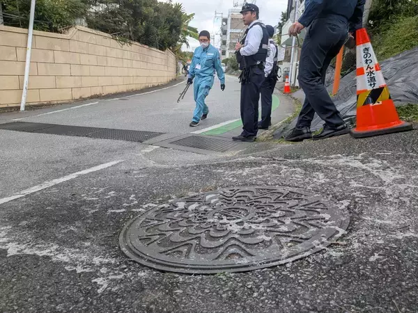 「【速報】排水溝から白い泡が噴出　警察官が触れないよう呼びかけ　沖縄県宜野湾市【動画あり】」の画像