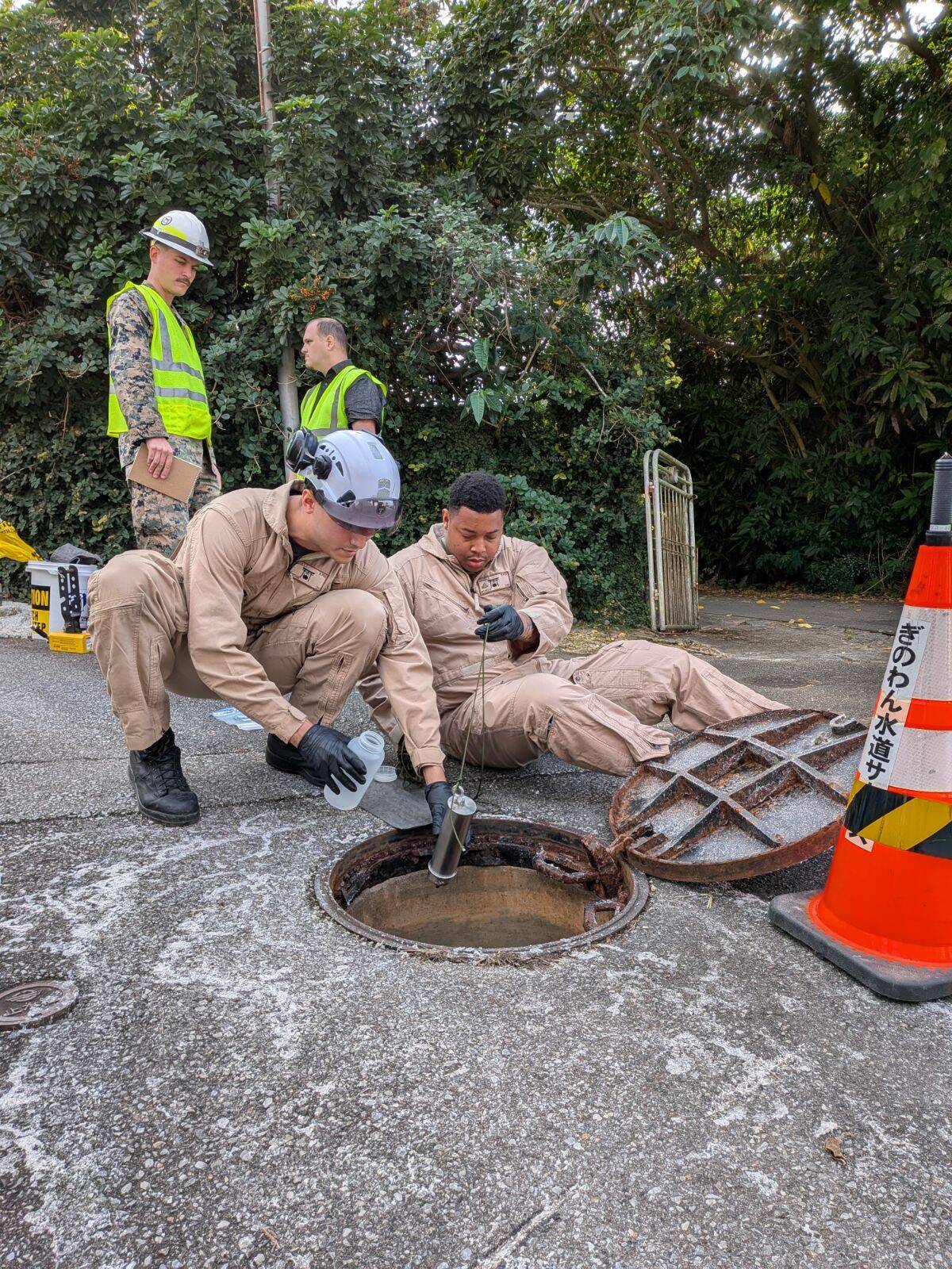 【速報】排水溝から白い泡が噴出　警察官が触れないよう呼びかけ　沖縄県宜野湾市【動画あり】