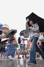 沖縄地方、全国2番目に梅雨入り　平年より6日早く　強い風雨で肌寒く
