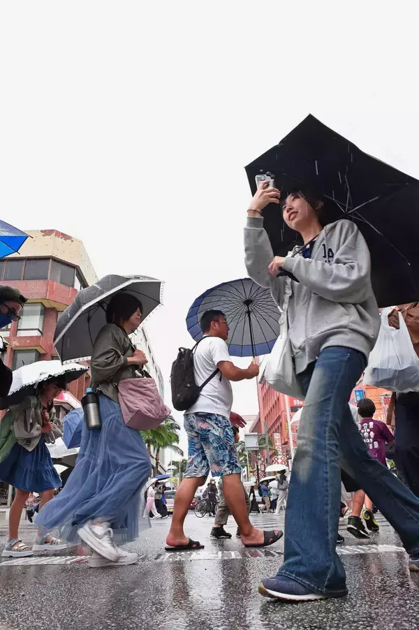 沖縄地方、全国2番目に梅雨入り　平年より6日早く　強い風雨で肌寒く