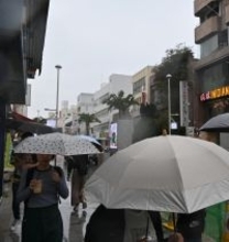 沖縄地方、全国2番目に梅雨入り　平年より6日早く　強い風雨で肌寒く