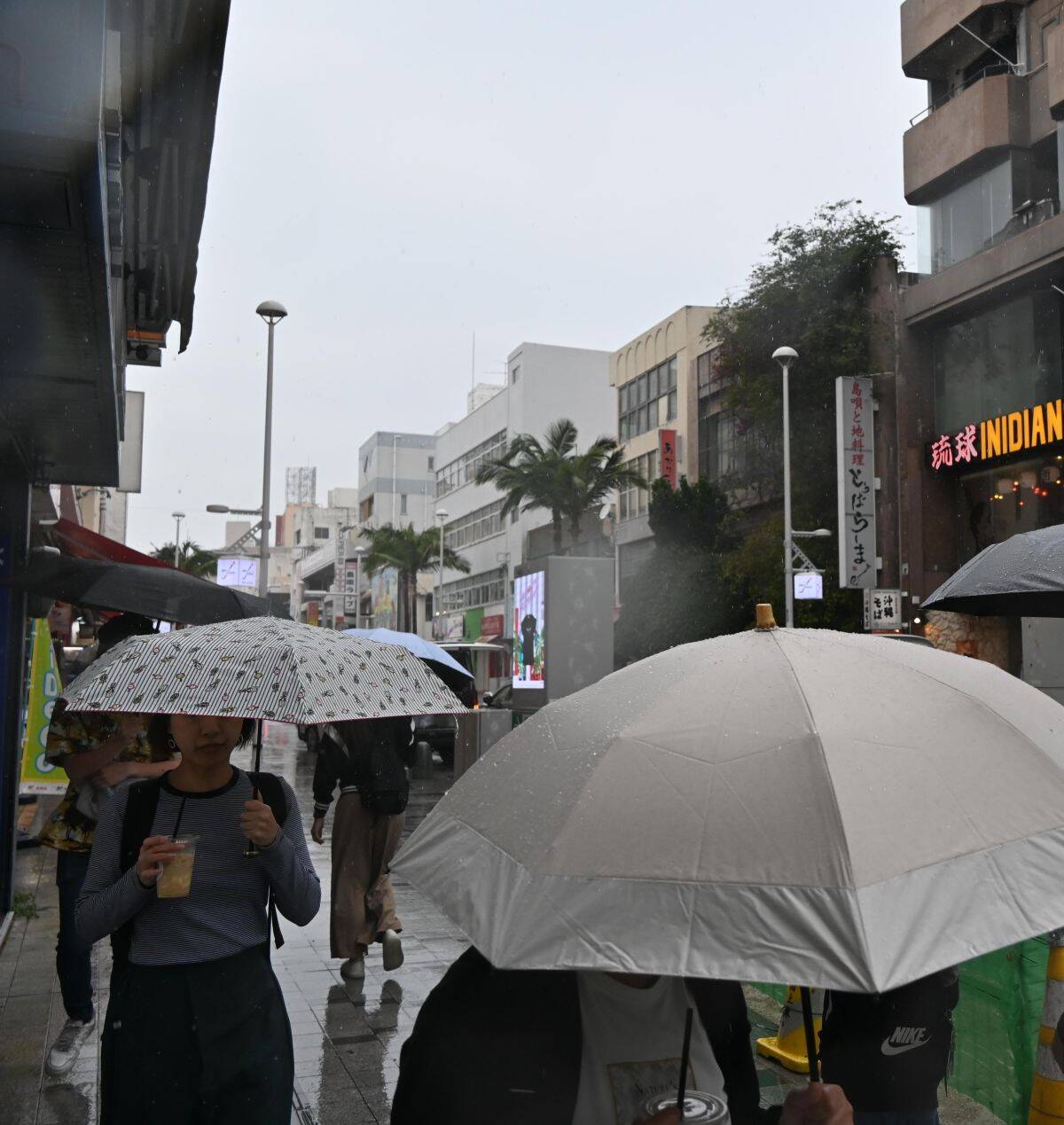 沖縄地方、全国2番目に梅雨入り　平年より6日早く　強い風雨で肌寒く