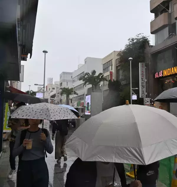 「沖縄地方、全国2番目に梅雨入り　平年より6日早く　強い風雨で肌寒く」の画像