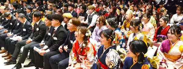 音響トラブルをものともせずAnlyを熱唱　高校で合唱部だった新二十歳、式典盛り上げ「自由に突き進んで」