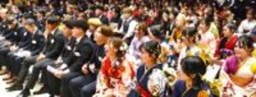 音響トラブルをものともせずAnlyを熱唱　高校で合唱部だった新二十歳、式典盛り上げ「自由に突き進んで」