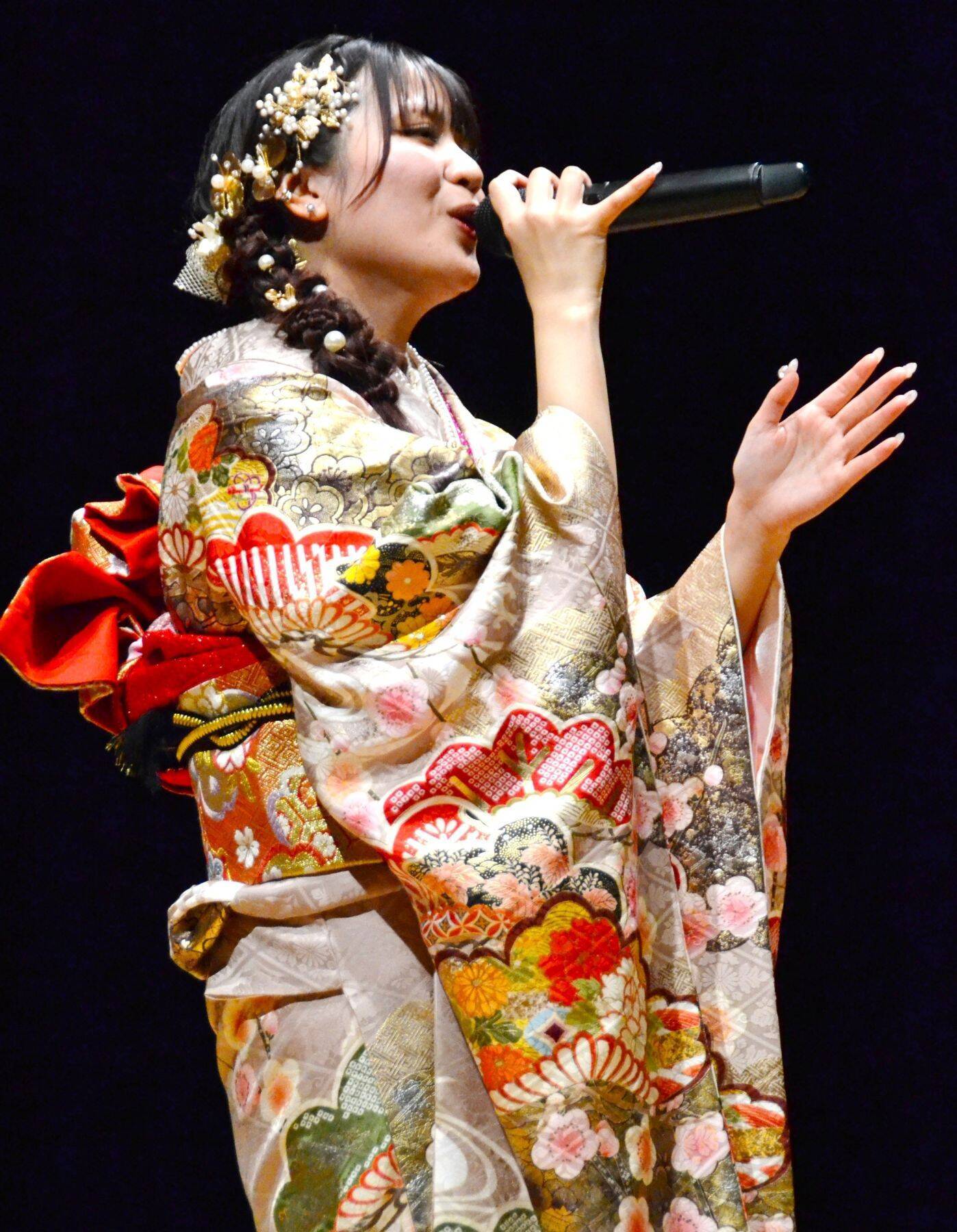 音響トラブルをものともせずAnlyを熱唱　高校で合唱部だった新二十歳、式典盛り上げ「自由に突き進んで」