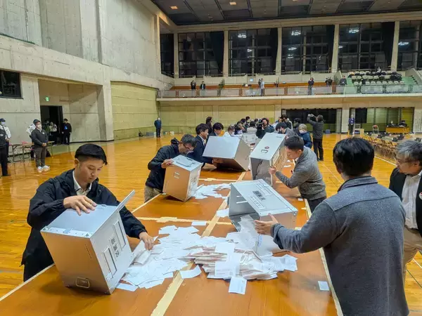 名護市長選の開票始まる