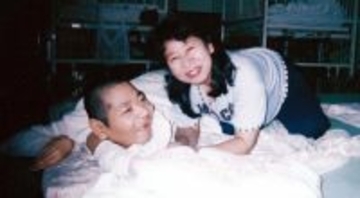 61歳で急逝した弟　姉が抱いた後悔と喪失感「光雄が生きた証し残したい」　たくさんの笑顔と文章まとめた自分史出版