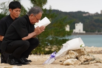 【速報】玉城デニー知事、事故海域を見渡す海岸訪れ2人を追悼　辺野古沖転覆