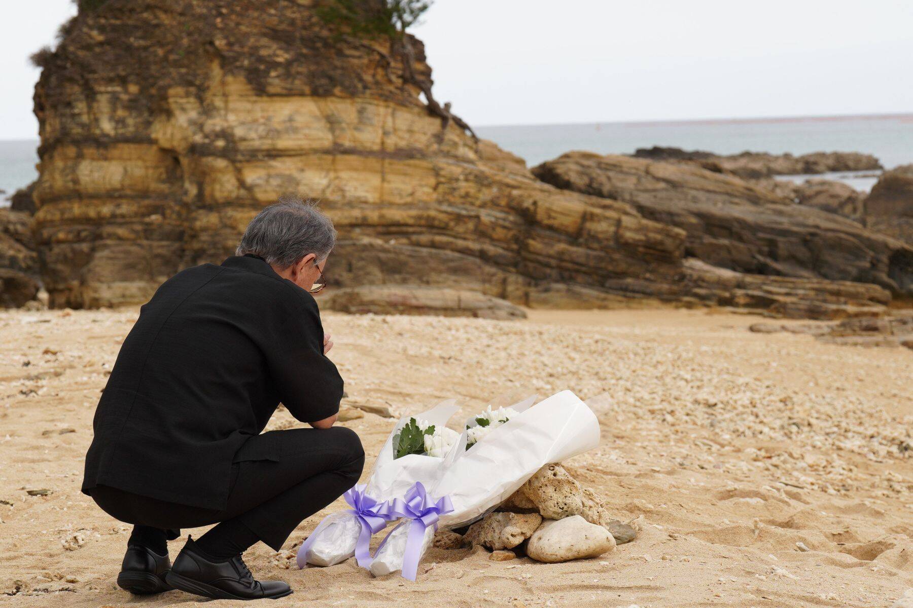 【速報】玉城デニー知事、事故海域を見渡す海岸訪れ2人を追悼　辺野古沖転覆