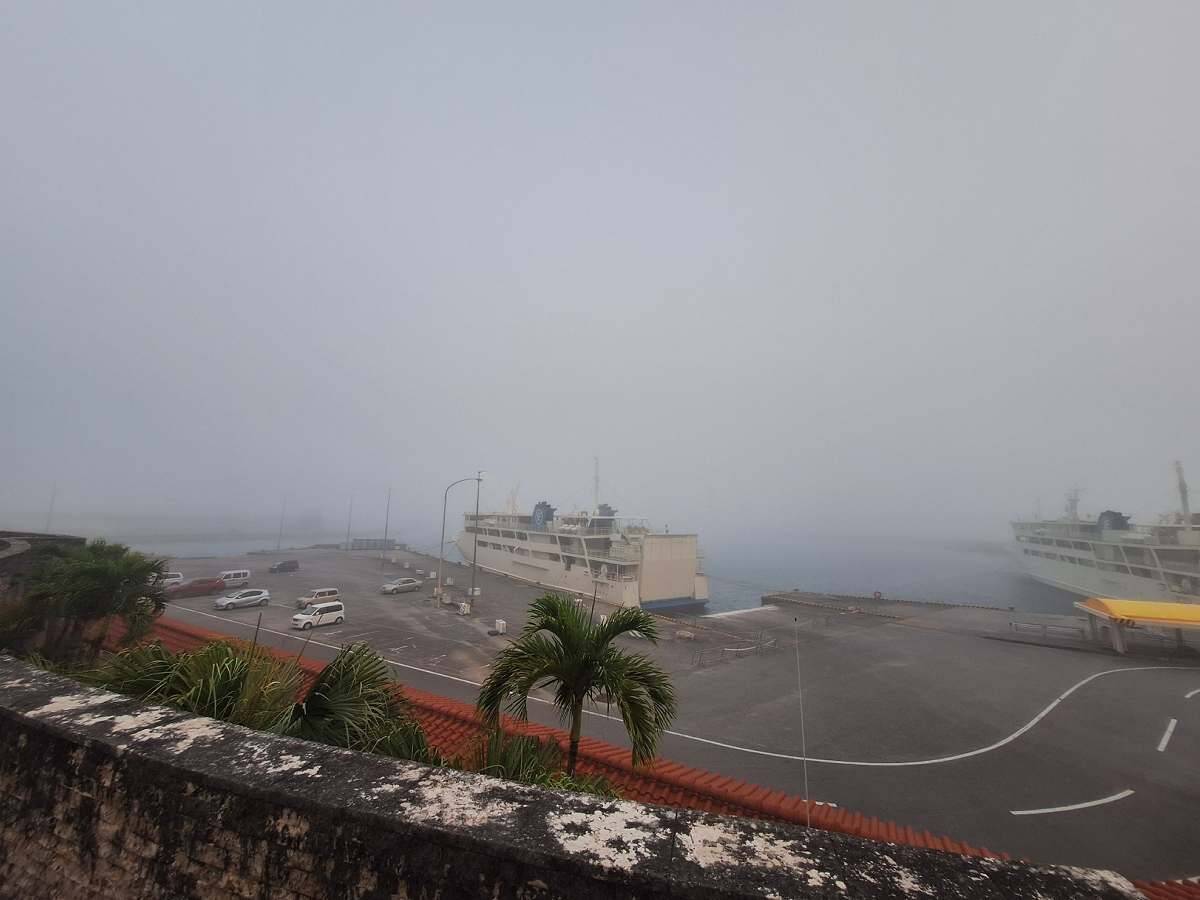 「伊江島タッチューも覆われた」 濃霧でフェリー立ち往生　伊江港に接岸できず、3日午前