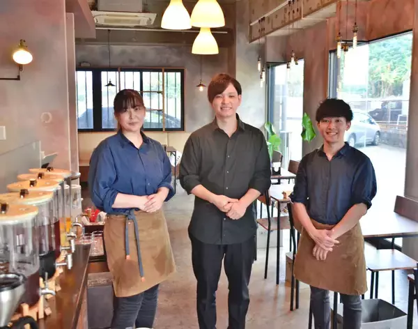 「ナイフで「ぱっかーん」　とろける半熟卵が外国人客も魅了　幸せあふれ出すオムライス　 豊見城市・egg me time」の画像