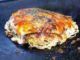 「沖縄で味わう本場のお好み焼き！　濃厚チーズをうどんが和らげる絶妙なバランス　嘉手納町の広島お好み焼き54」の画像1