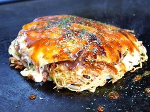 沖縄で味わう本場のお好み焼き！　濃厚チーズをうどんが和らげる絶妙なバランス　嘉手納町の広島お好み焼き54