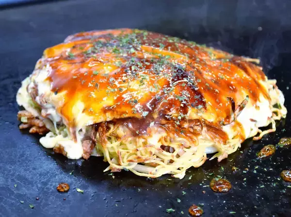 沖縄で味わう本場のお好み焼き！　濃厚チーズをうどんが和らげる絶妙なバランス　嘉手納町の広島お好み焼き54