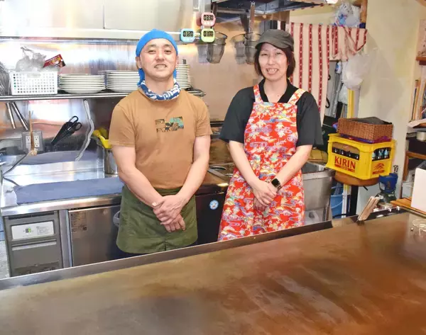 「沖縄で味わう本場のお好み焼き！　濃厚チーズをうどんが和らげる絶妙なバランス　嘉手納町の広島お好み焼き54」の画像