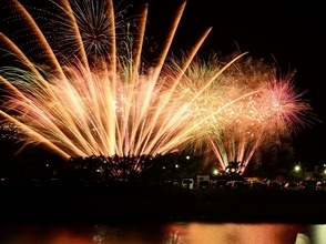 大迫力の低空花火に観客歓声　沖縄最大級のアウトドアフェス「Hi-sai outdoor okinawa」　豊崎美らSUNビーチで2日まで