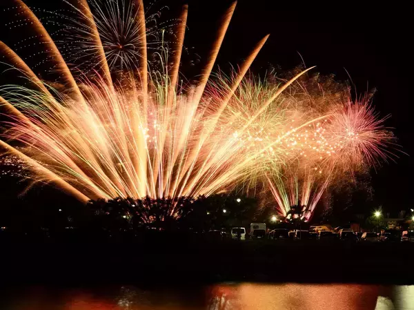 大迫力の低空花火に観客歓声　沖縄最大級のアウトドアフェス「Hi-sai outdoor okinawa」　豊崎美らSUNビーチで2日まで