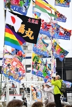 旧正月迎えた沖縄・糸満漁港　大漁旗掲げ1年の安全と豊漁願う