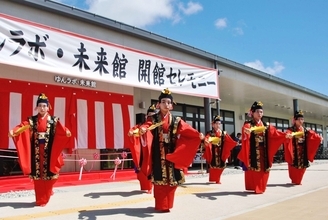 読谷村に「ゆんラボ・未来館」誕生　完成祝い「かぎやで風」　沖縄初のツタヤ運営図書館　スタバも併設