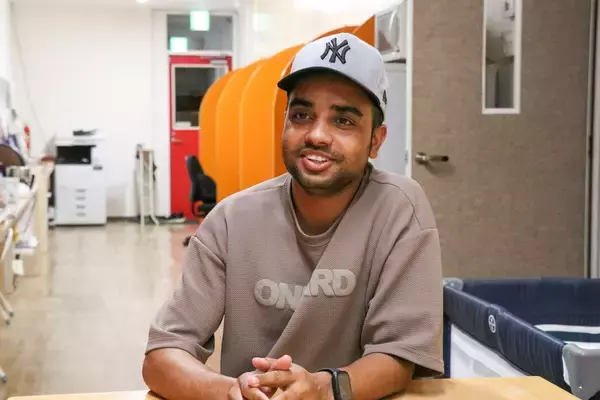 「どこのコンビニに行っても店員に声かけられる」 日本中のネパール人が大応援する“沖縄芸人”の正体