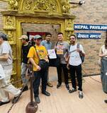 「「どこのコンビニに行っても店員に声かけられる」 日本中のネパール人が大応援する“沖縄芸人”の正体」の画像2