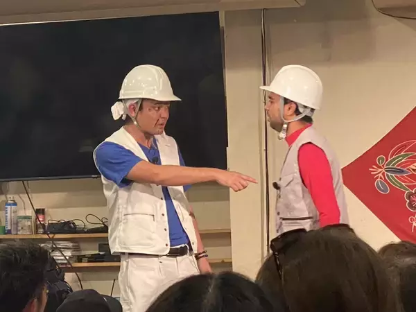 「「どこのコンビニに行っても店員に声かけられる」 日本中のネパール人が大応援する“沖縄芸人”の正体」の画像