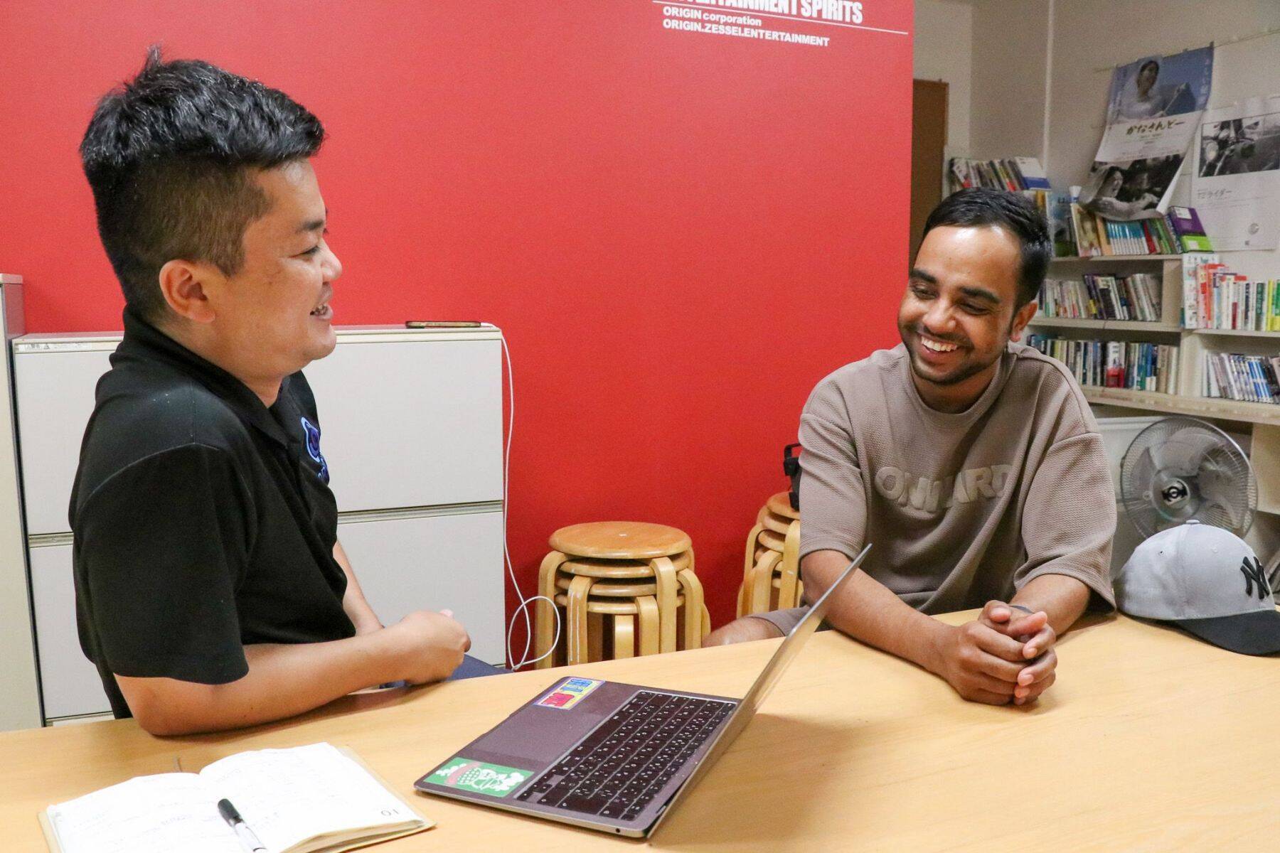 「どこのコンビニに行っても店員に声かけられる」 日本中のネパール人が大応援する“沖縄芸人”の正体