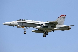 嘉手納に駐留中のFA18、誘導爆弾の模擬弾をつけ訓練実施