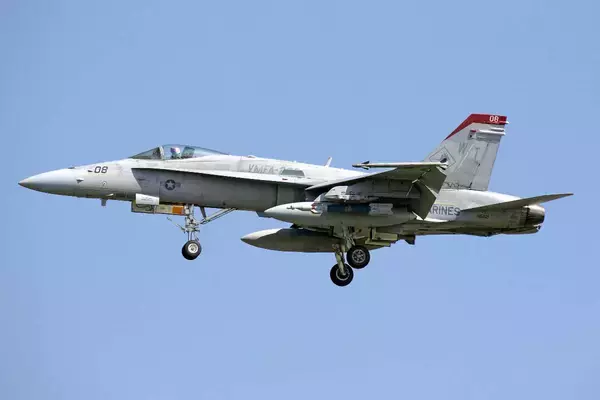 嘉手納に駐留中のFA18、誘導爆弾の模擬弾をつけ訓練実施