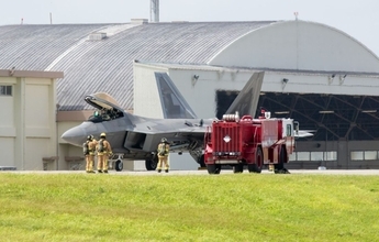 米軍のF22戦闘機、嘉手納基地に緊急着陸　機体トラブルか