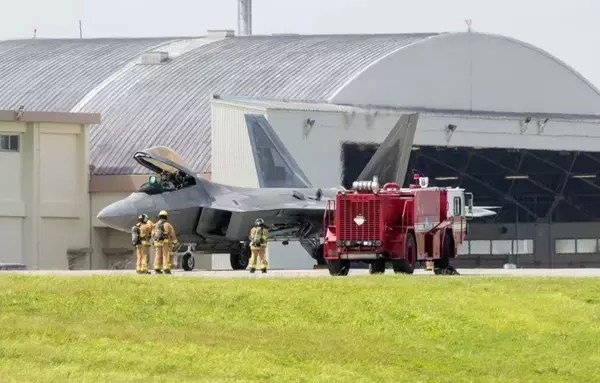 米軍のF22戦闘機、嘉手納基地に緊急着陸　機体トラブルか