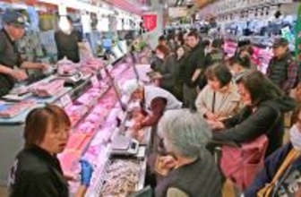 「ここに来ないと年を越せない」　正月食材求める客でにぎわう　那覇・第一牧志公設市場