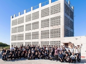 海水濃縮して製塩　塩田タワー完成　「粟國の塩」沖縄海塩研究所が創業30周年で