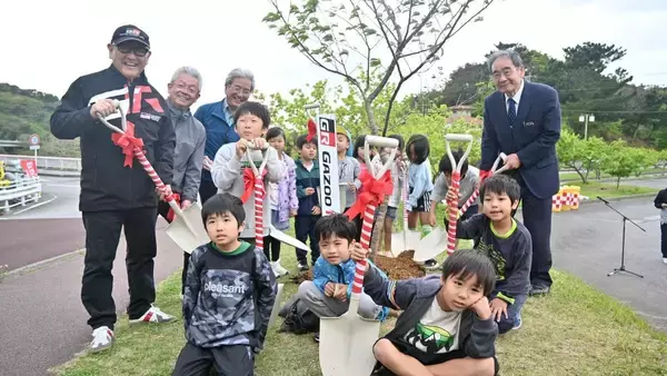 トヨタ豊田章男会長「大会をこの美しい景色からスタート」　ラリーチャレンジ開催で植樹式　沖縄・本部町