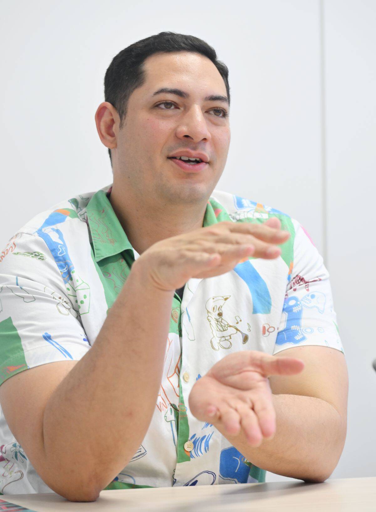 「沖縄あるある」は東京で通じるか？ バイリンガル芸人ニッキー、SNSでバズった“意識低い系キャラ”で全国ツアーへ