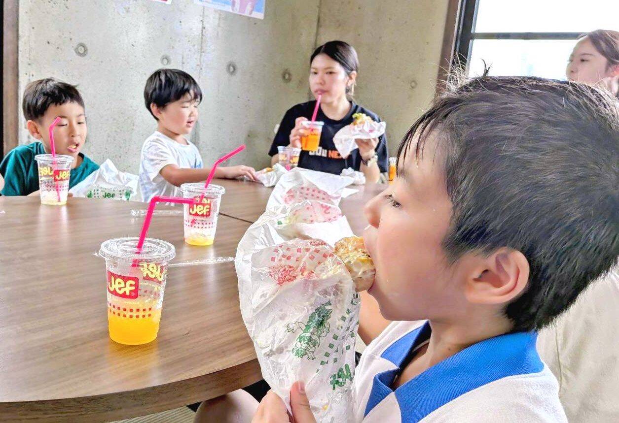 ゴーヤーの日「ぬーやるバーガー」でおいしさ知って　ジェフ沖縄、子どもたちに振る舞う