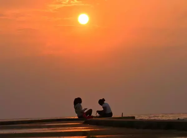 ［沖縄days］風景に溶け込んだ2人　北谷町美浜