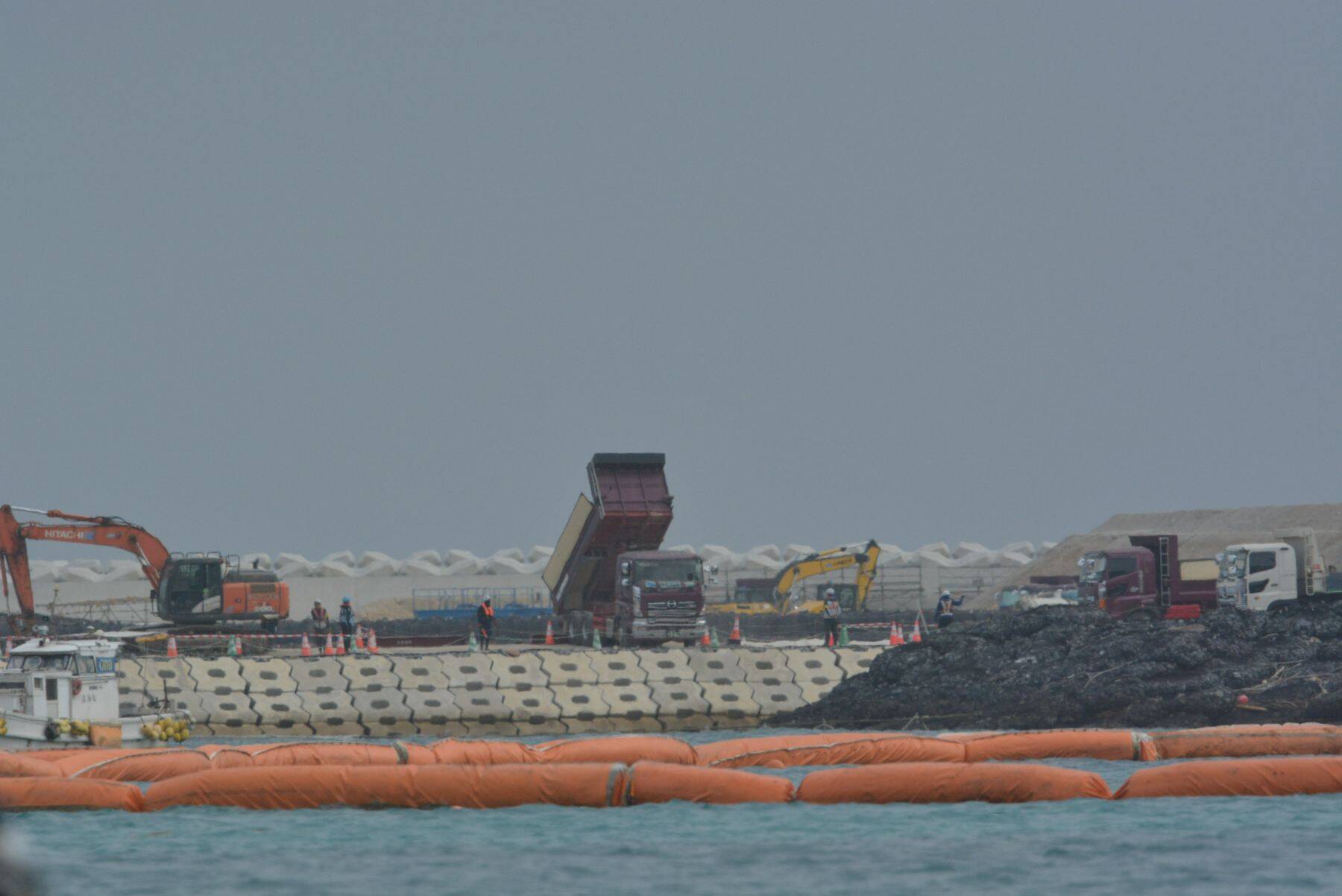 【速報】辺野古新基地、大浦湾側で初の本格的埋め立て作業　防衛局が新区域に土砂投入