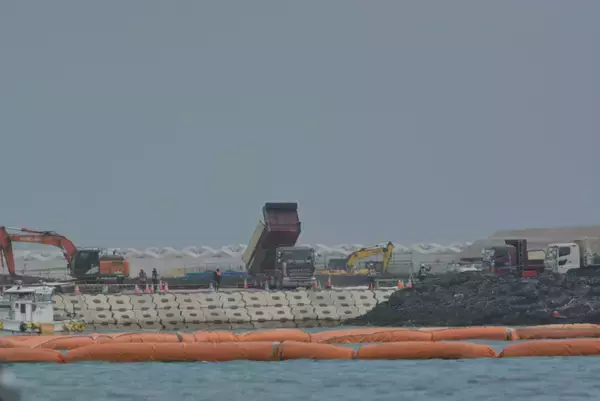 「【速報】辺野古新基地、大浦湾側で初の本格的埋め立て作業　防衛局が新区域に土砂投入」の画像