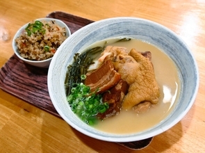 栄町市場に「唯一無二」の一杯！　かつお節が香る白濁スープに力強さ　那覇市の沖縄そば専門店「ちゃるそば」