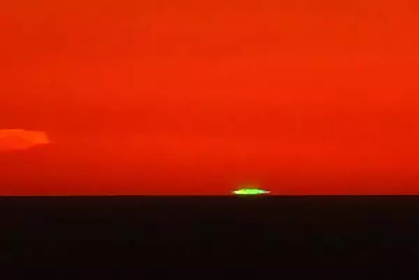 沈む太陽に“神秘の緑”　浦添市で「グリーンフラッシュ」の撮影成功　好条件なら「市街地でも見られる」