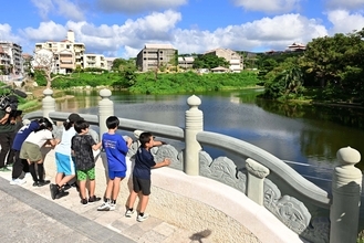 世持橋勾欄を初公開　龍潭のほとり、古写真など参考に復元　首里城正殿完成式へ整備進む