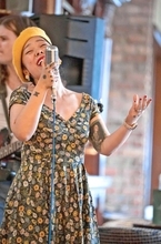 沖縄の誇り刻む入れ墨「ハジチ」を両手に　ロンドン拠点のブルースシンガーShukoが帰沖ライブ　11月19日、那覇「寓話」で