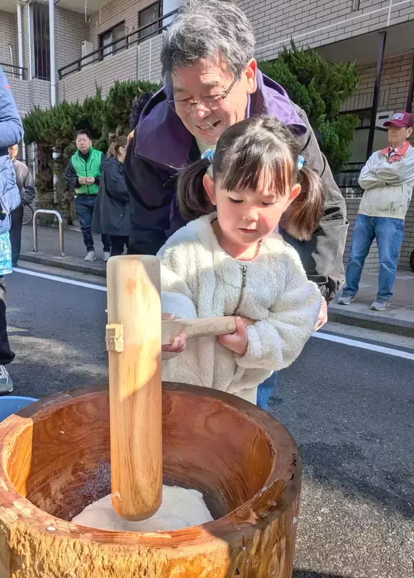 「「ペッタンコ楽しかった！」横浜市鶴見区で餅つき大会　会員と地域住民が交流　沖縄県人会主催に200人参加」の画像