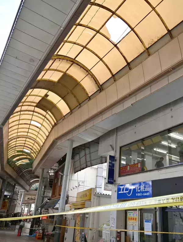 「また落ちるかと思うと怖い」　那覇の商店街でアーケード屋根一部が落下　周辺43メートル立ち入り規制