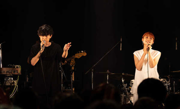 足立佳奈、Tani Yuukiと披露した人気曲のライブMVをプレミア公開